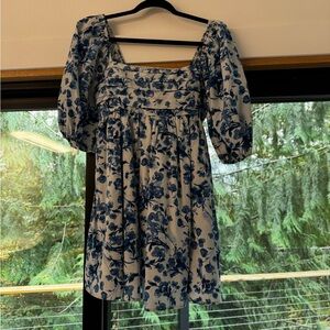 Medium. Abercrombie & Fitch. Worn once, no alternations.